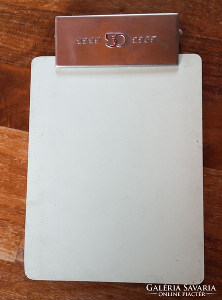 1967-es csíptetős jegyzetalátét