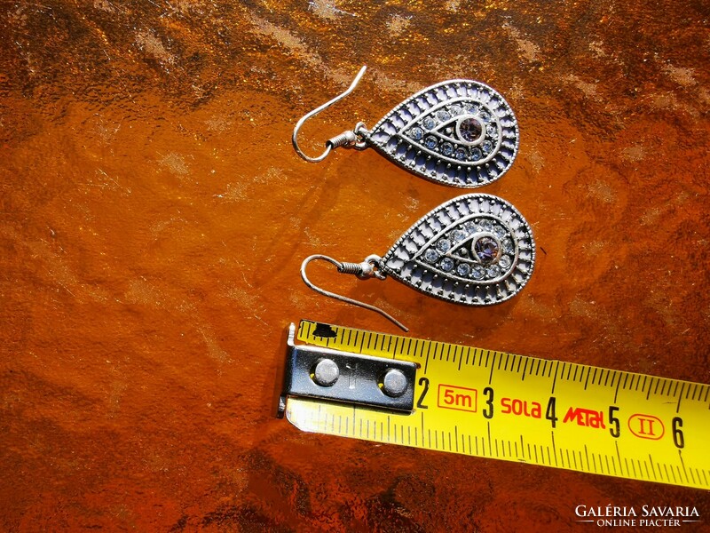 Earrings with sparkling stones