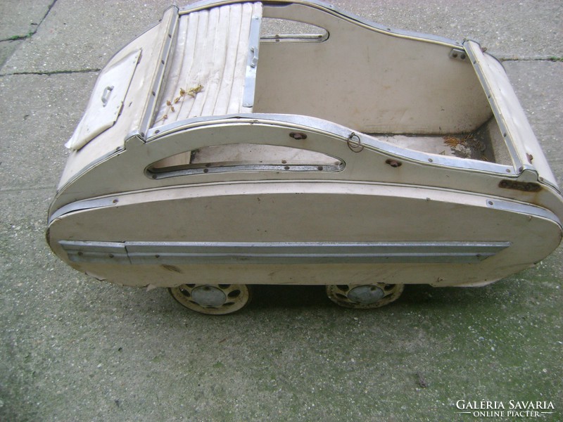 Antique stroller, roller undercarriage