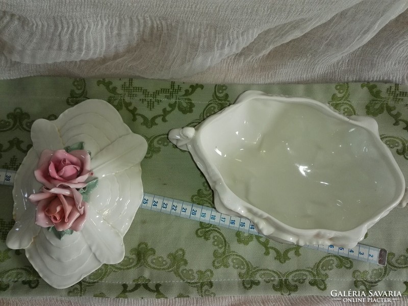 Bonbonier offering antique porcelain.