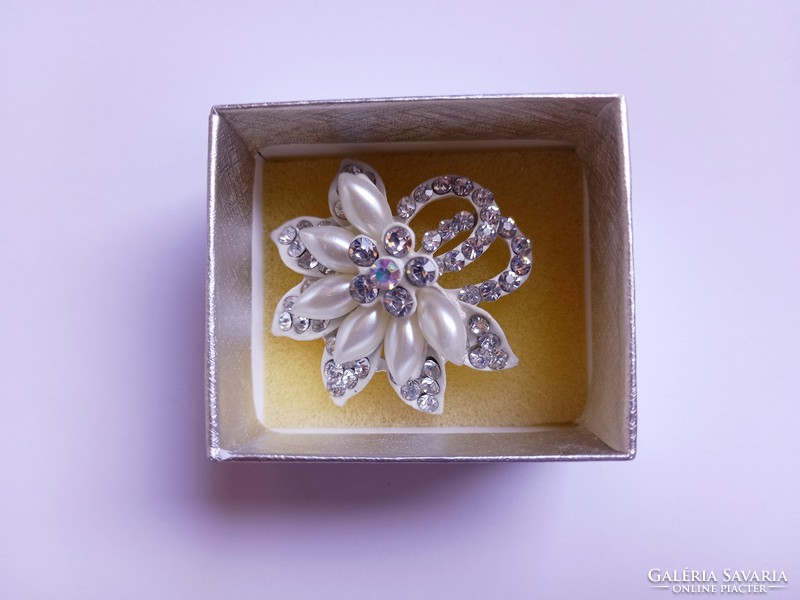 Retro flower brooch from the 70's