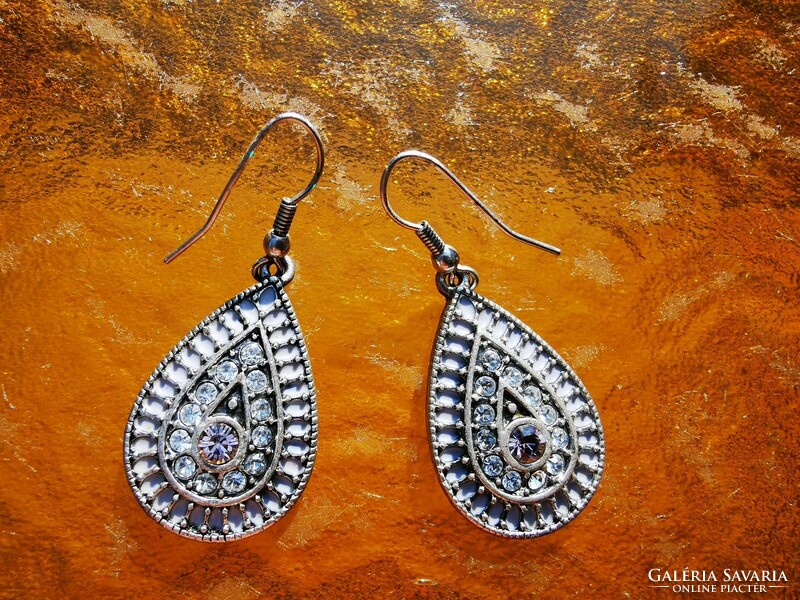 Earrings with sparkling stones