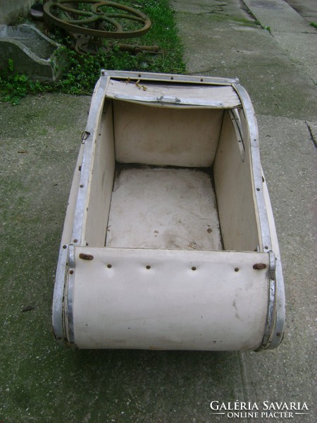 Antique stroller, roller undercarriage