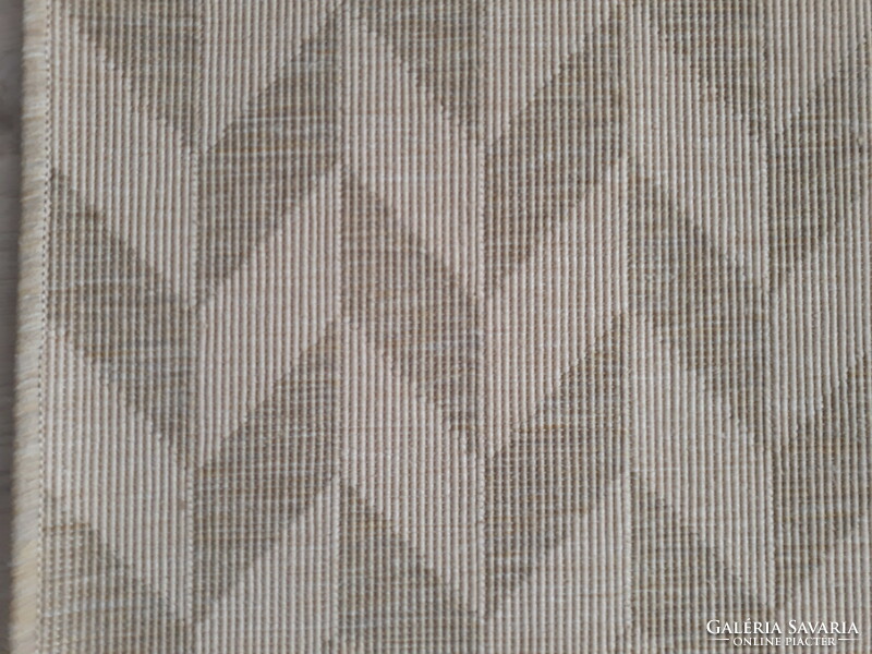 Beige carpet with a geometric motif (70x100 cm)