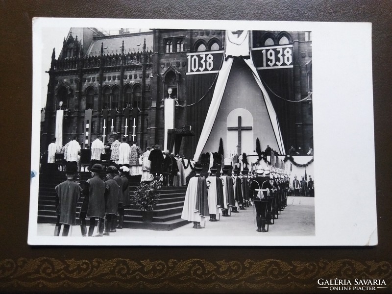 Golden mass in front of the State House - the 900th anniversary of Saint Stephen