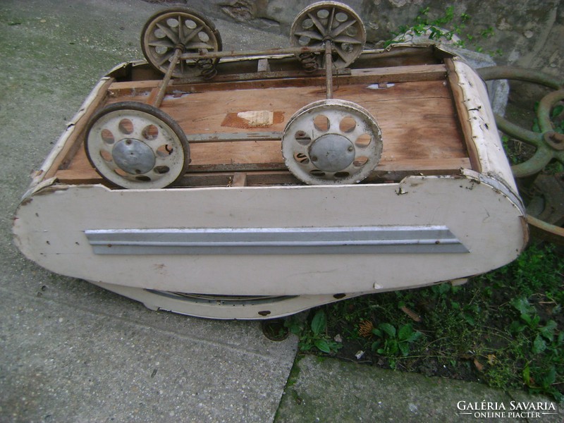 Antique stroller, roller undercarriage