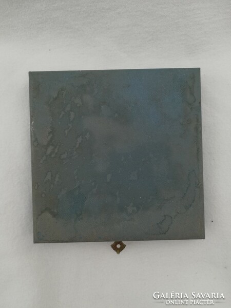 Commemorative plaque dripping plaster