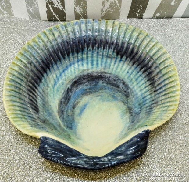 Ceramic shell-shaped tray