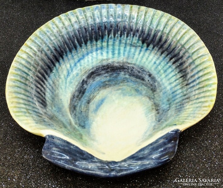 Ceramic shell-shaped tray