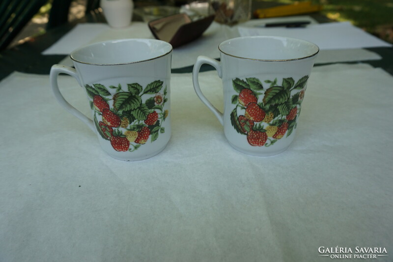 6 Pcs. A porcelain mug with a strawberry pattern is sold together.