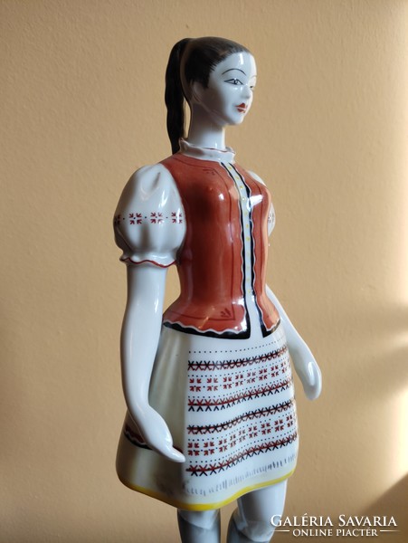 Hollóházi nagy méretű kézzel festett porcelán lány népviseletben