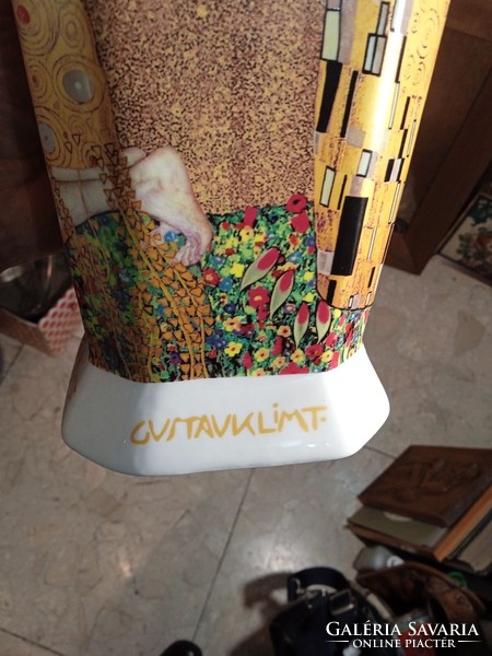Gustav Klimt porcelán váza, 40 cm-es magasságú alkotás.