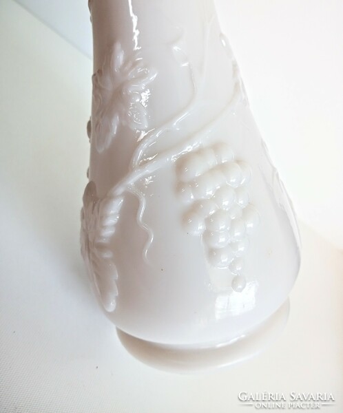 Francia fehér opál üveg váza 21cm