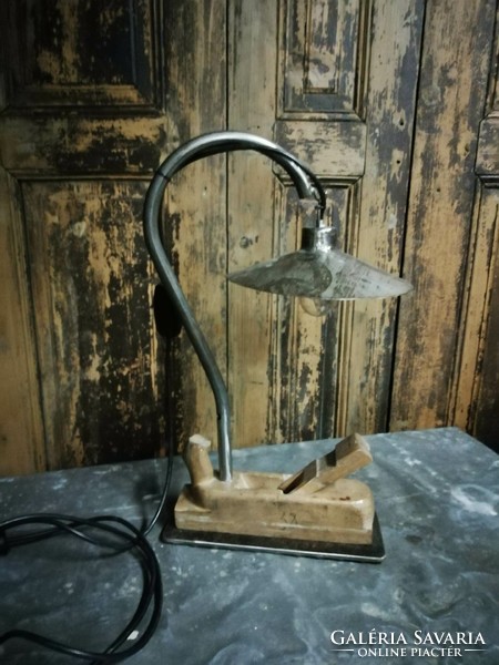 Ipari stílusú egyedi készítésű lámpa, fém és egy gyalu kombinálásával patinás éjjeli lámpa