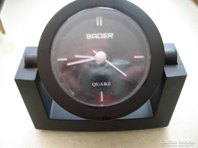 BADER QUARZ fekete műanyag asztali óra dekorációs üveg tartóval