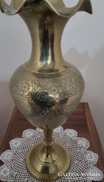Sárgaréz vésett mintázatú váza