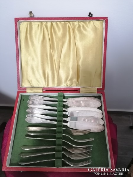 Old dessert fork + knife set in box