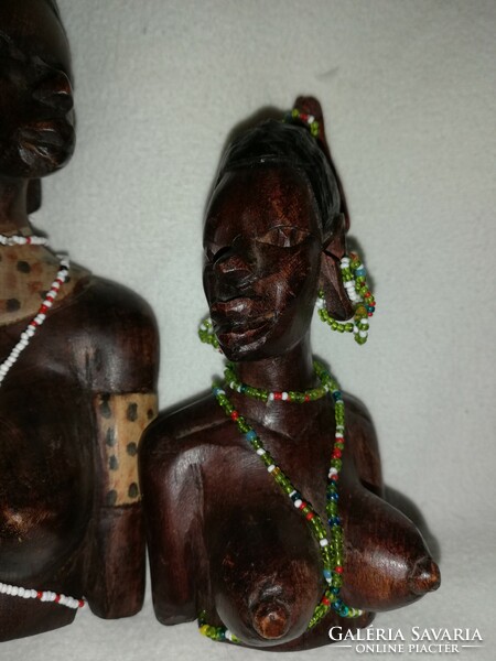 Fa afrikai szobor gyöngysorokkal