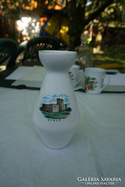 Hibátlan kerámia váza a gyulai vár képével eladó.