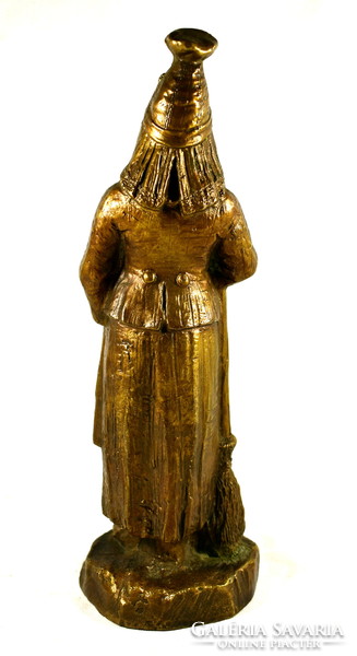 XX. sz. Nyugat Európai szobrász : ASSZONY SEPRŰVEL