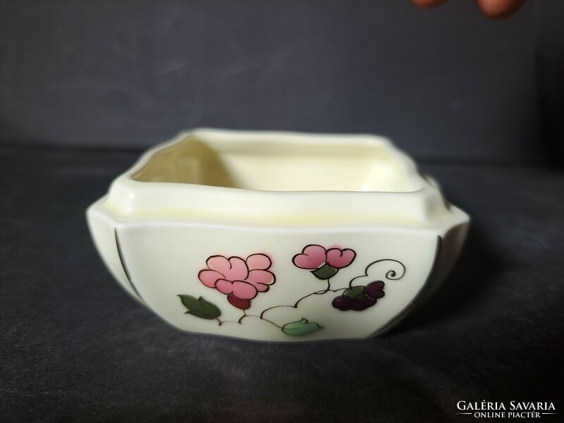 Zsolnay kézzel festett bonbonier - virágmintás cukorkás doboz porcelán