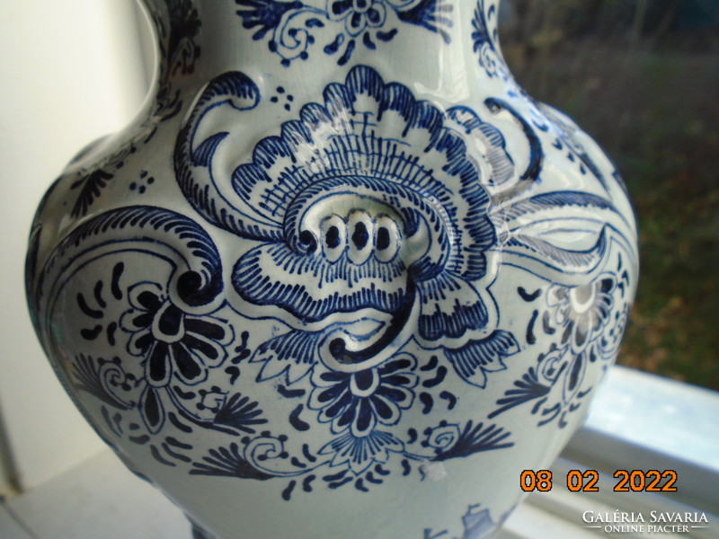 19.sz gazdag kézzel festett kobaltkék mintákkal, dombormintás fedeles váza tájképpel