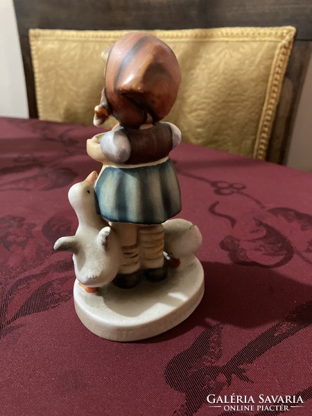 HUMMEL PORCELÁN FIGURA / LIBÁKAT ETETŐ KISLÁNY