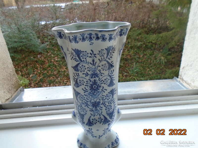 19.sz gazdag kézzel festett kobaltkék mintákkal, dombormintás váza tájképpel
