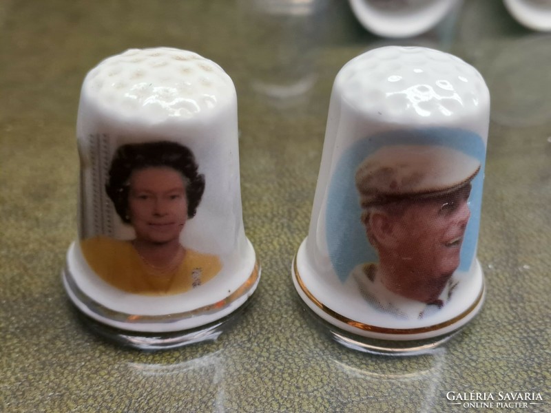 Gigantikus The Royal Family angol porcelán gyűszű válogatás II Elizabeth William Sarah Ferguson