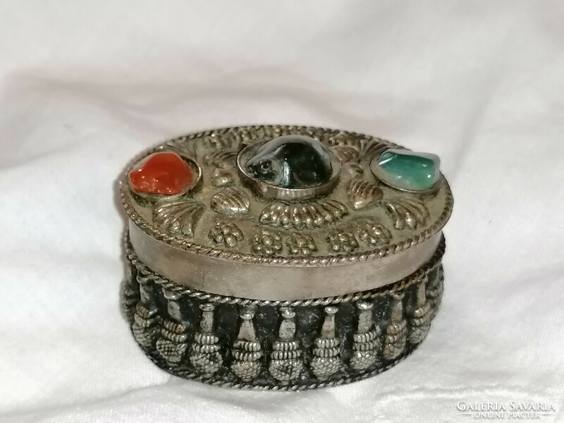 Ékszertartó ezüst színű fém doboz bársony béléssel