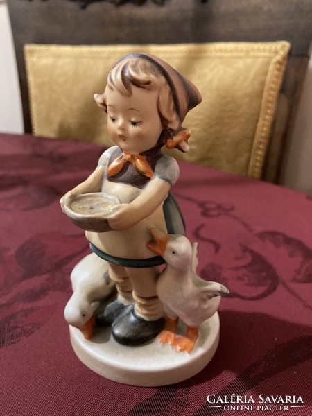 Hummel porcelain figurine / little girl feeding geese