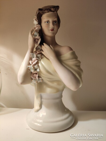 Fésülködő hölgy, hajába rózsát drágakövet fonó női mellszobor porcelán Apulum Lucru Manual