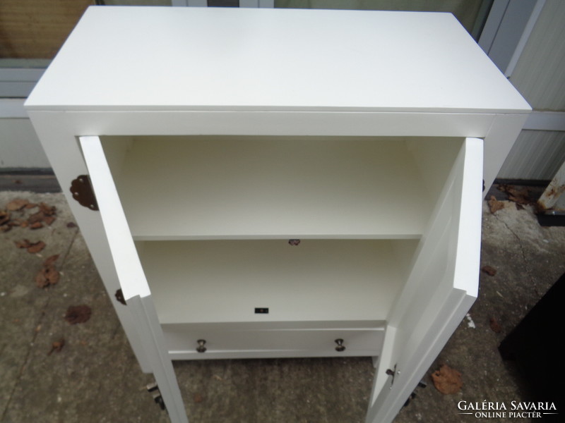 White Chinese dresser