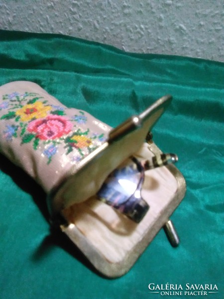 Glasses case decorated with tapestry embroidery
