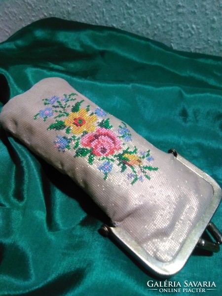 Glasses case decorated with tapestry embroidery