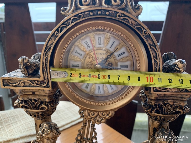 A wonderful Rococo mantel clock. (33 Cm), quartz movement, nearly 2 kg.