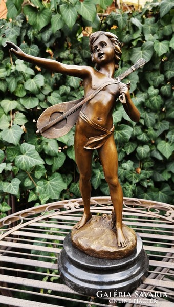 Zenélő fiú - bronz szobor