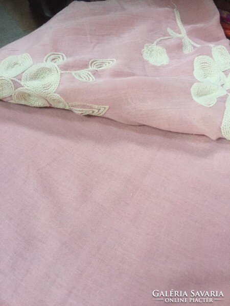 Alkalmi viselethez rózsaszín, fehérrel hímzett nagyméretű sál, stóla