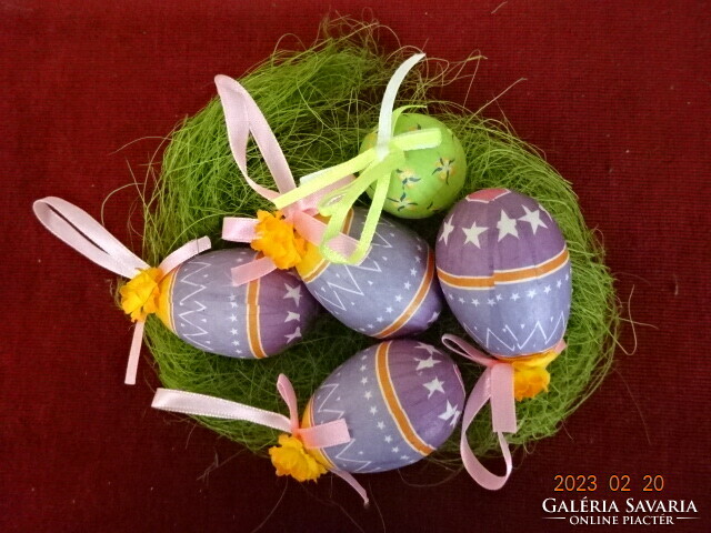 Húsvéti tojás sárga virággal négy darab és egy zöld tojás. Jókai.