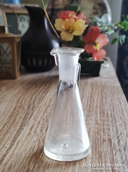 Mini pouring bottle