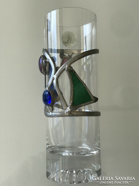 Ólomüveg rátéttel díszített kézműves váza, 18 cm magas
