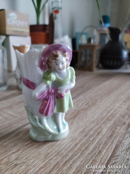 Porcelain violet vase in the shape of a woman