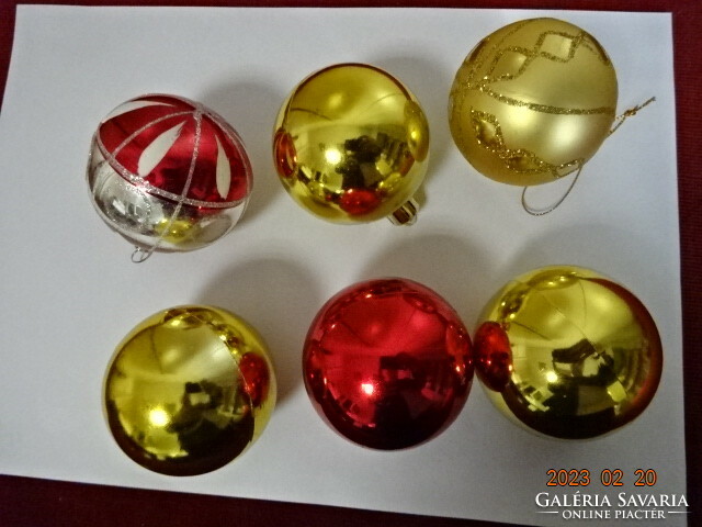 Karácsonyi üveggömb hat darab, piros és arany színben. Jókai.