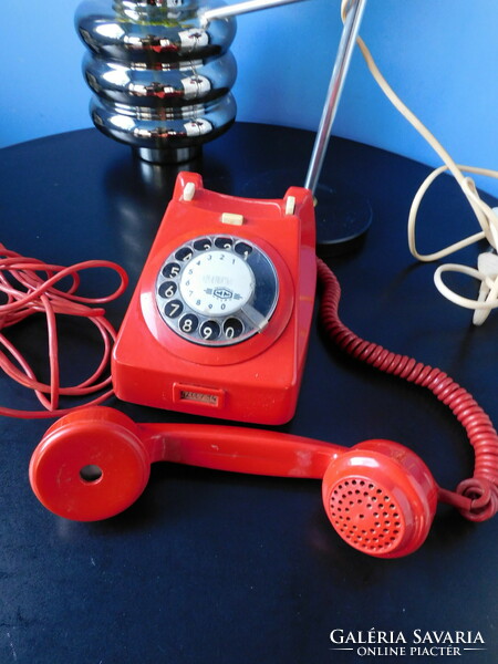 Retro piros telefon és íróasztali lámpa