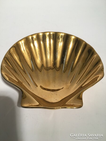 Shell-shaped jewelry holder