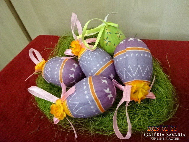 Four Easter eggs with yellow flowers and one green egg. Jokai.