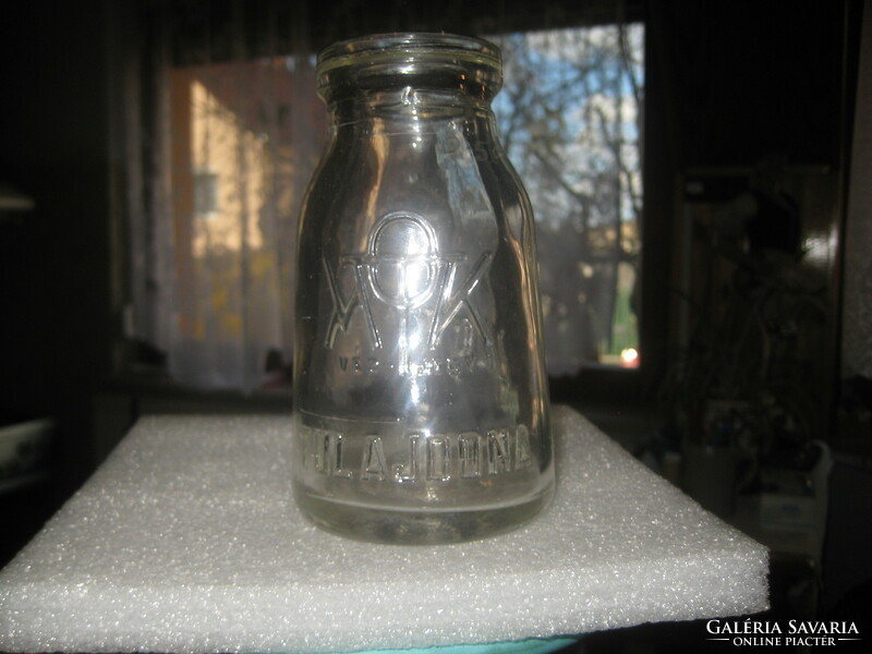 Régi ,védjegyes , joghurtos üveg  , 8 x 13,5 cm