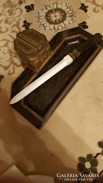 Antik márvány réz tintatartó levélbontó csont késsel diszesen megmunkált egyedi irodai bútordarab