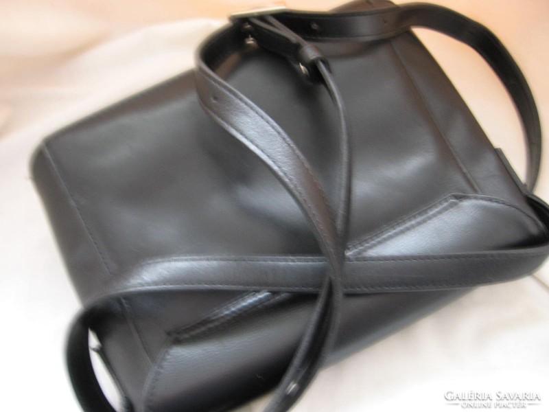 Csinos kis fekete bőr táska