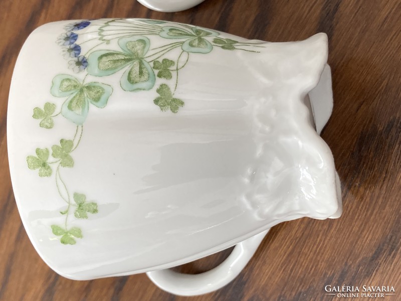 Antique geschützt cup with pair of clover patterns